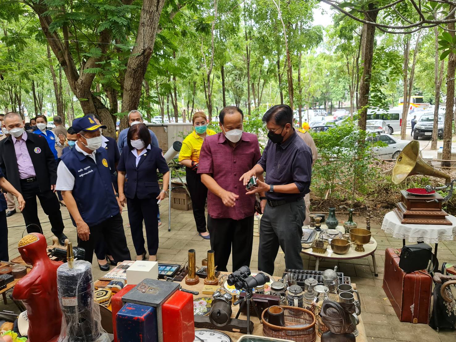 ? CDD KAN News : พช.กาญจน์ ผนึกกำลังส่วนราชการจังหวัดกาญจนบุรี ในโครงการจังหวัดเคลื่อนที่ บำบัดทุกข์ บำรุงสุข สร้างรอยยิ้มให้กับประชาชนประจำปี 2565 ในพื้นที่อำเภอเมืองกาญจนบุรี พร้อมลงพื้นที่เยี่ยมเยียนและมอบสิ่งของ“แก้จน Mobile”ให้กับครอบครัวที่ต้องได้รับการช่วยเหลือ