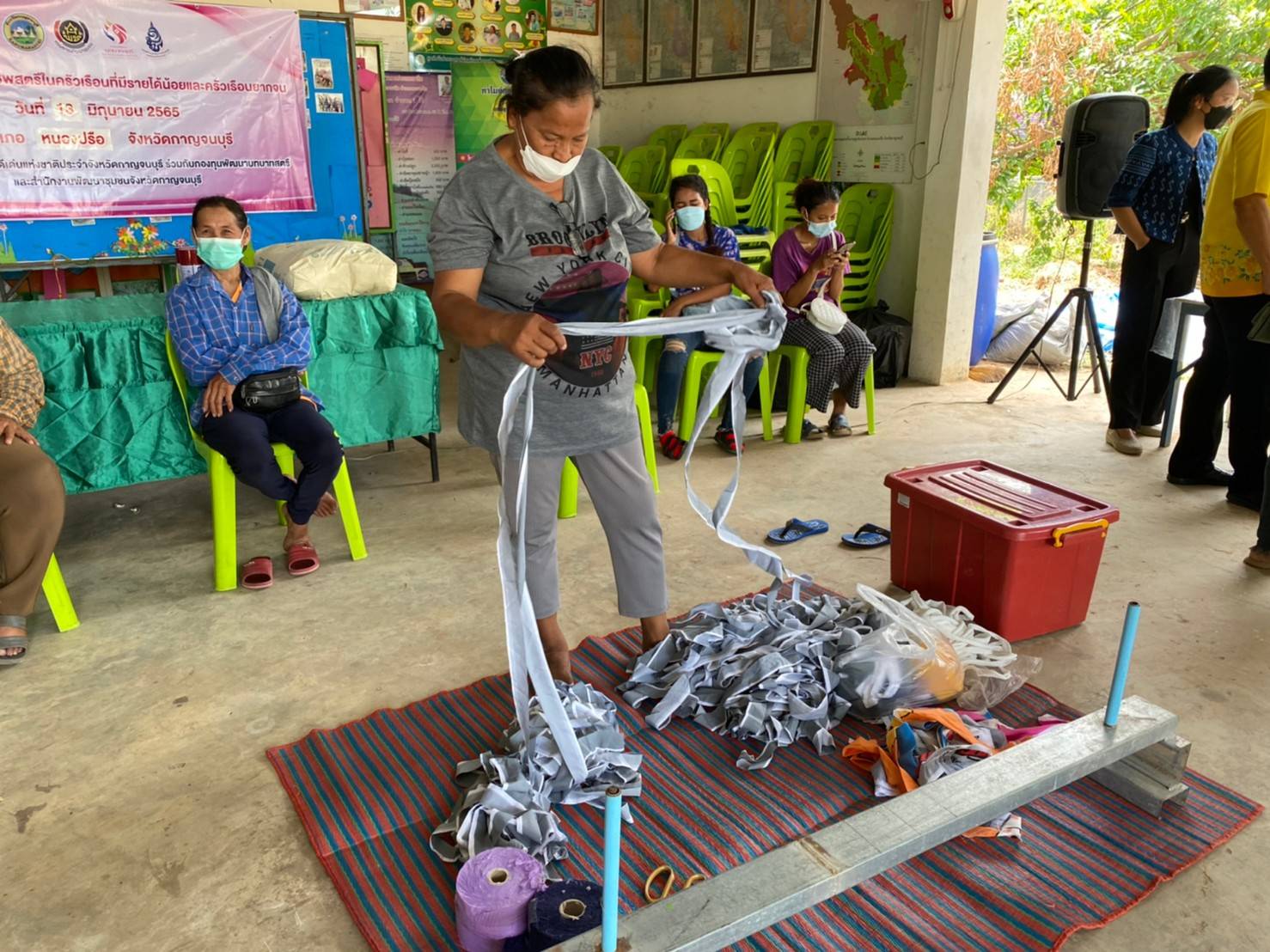 ? CDD KAN News : พช.กาญจน์ร่วมกับชมรมแม่ดีเด่นแห่งชาติจังหวัดกาญจนบุรี จัดอบรมโครงการส่งเสริมชีพแก่สตรีครัวเรือนยากจน รุ่นที่ 1 ในพื้นที่อำเภอหนองปรือ