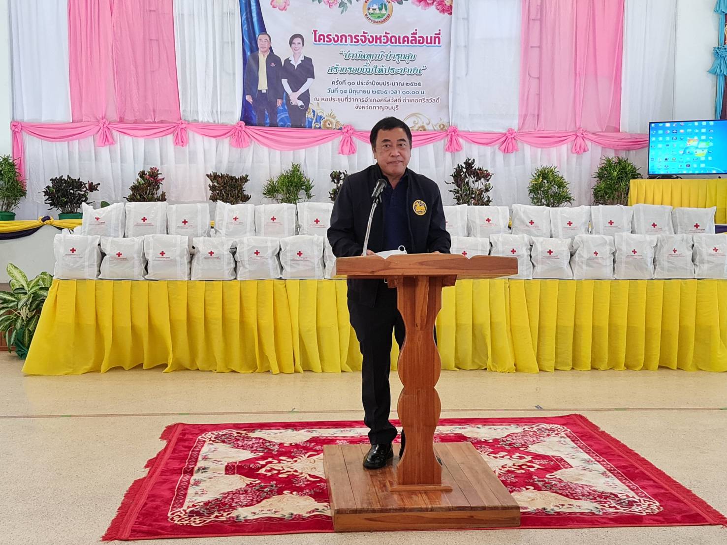 CDD KAN News : พช.กาญจน์ ผนึกกำลังร่วมกับส่วนราชการจังหวัดกาญจนบุรี ในโครงการจังหวัดเคลื่อนที่ บำบัดทุกข์ บำรุงสุข สร้างรอยยิ้มให้กับประชาชนประจำปี 2565 ในพื้นที่อำเภอศรีสวัสดิ์ พร้อมลงพื้นที่เยี่ยมเยียนและมอบสิ่งของ“แก้จน Mobile”ให้กับครอบครัวที่ต้องได้รับการช่วยเหลือ
