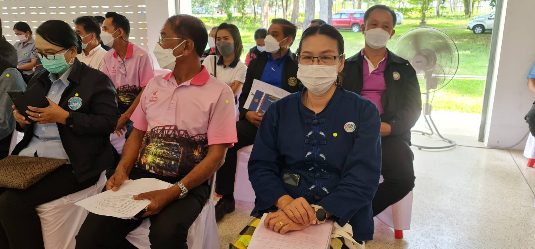 CDD KAN News : พช.กาญจน์ ผนึกกำลังร่วมกับส่วนราชการจังหวัดกาญจนบุรี ในโครงการจังหวัดเคลื่อนที่ บำบัดทุกข์ บำรุงสุข สร้างรอยยิ้มให้กับประชาชนประจำปี 2565 ในพื้นที่อำเภอศรีสวัสดิ์ พร้อมลงพื้นที่เยี่ยมเยียนและมอบสิ่งของ“แก้จน Mobile”ให้กับครอบครัวที่ต้องได้รับการช่วยเหลือ