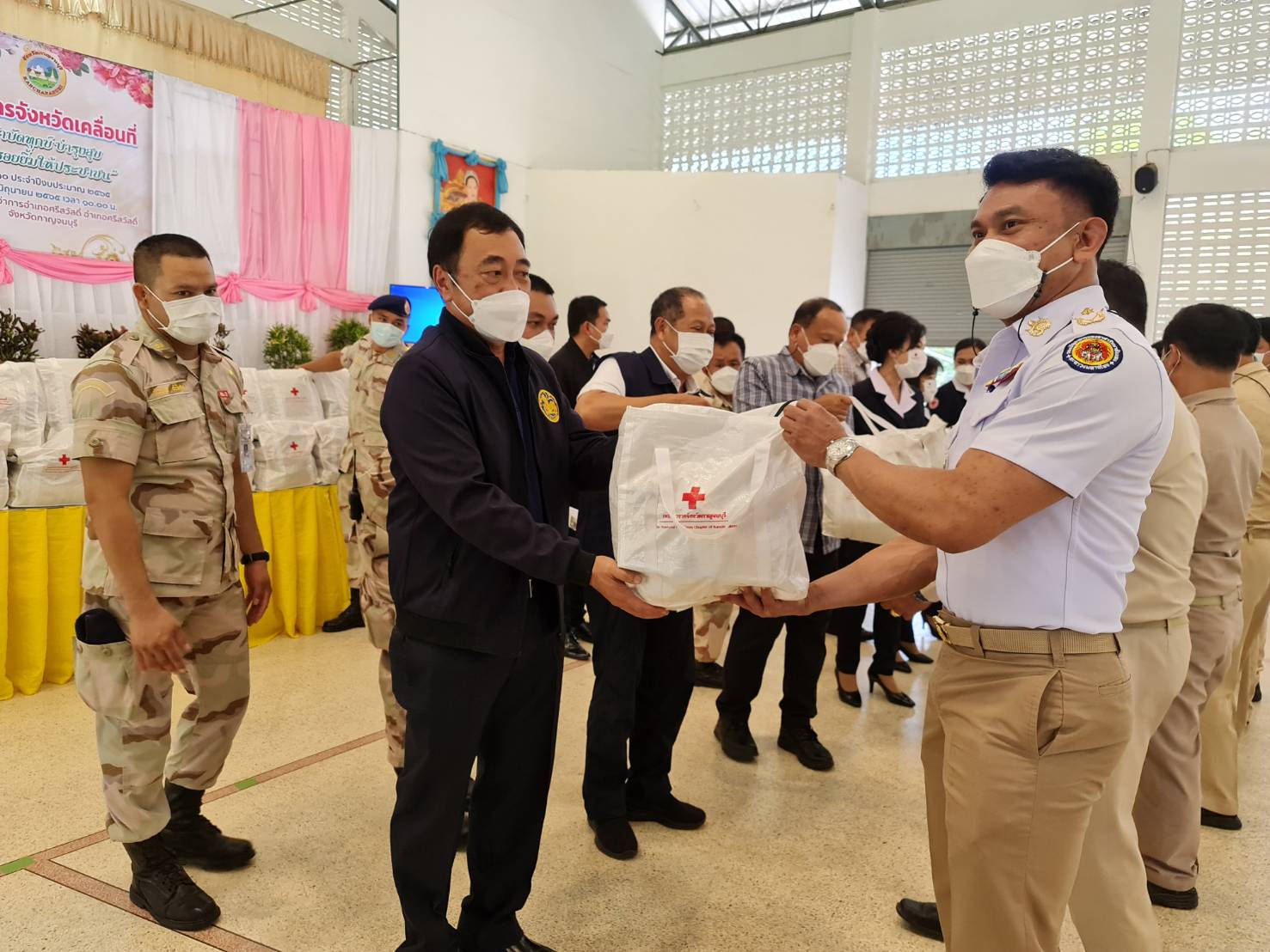 CDD KAN News : พช.กาญจน์ ผนึกกำลังร่วมกับส่วนราชการจังหวัดกาญจนบุรี ในโครงการจังหวัดเคลื่อนที่ บำบัดทุกข์ บำรุงสุข สร้างรอยยิ้มให้กับประชาชนประจำปี 2565 ในพื้นที่อำเภอศรีสวัสดิ์ พร้อมลงพื้นที่เยี่ยมเยียนและมอบสิ่งของ“แก้จน Mobile”ให้กับครอบครัวที่ต้องได้รับการช่วยเหลือ