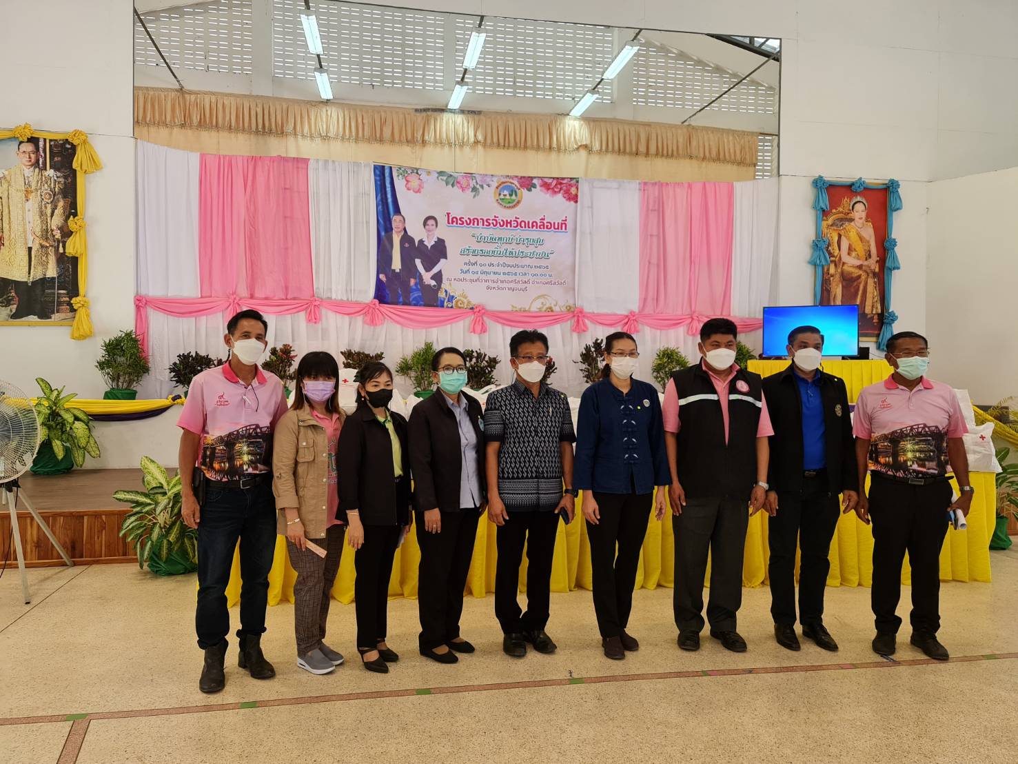 CDD KAN News : พช.กาญจน์ ผนึกกำลังร่วมกับส่วนราชการจังหวัดกาญจนบุรี ในโครงการจังหวัดเคลื่อนที่ บำบัดทุกข์ บำรุงสุข สร้างรอยยิ้มให้กับประชาชนประจำปี 2565 ในพื้นที่อำเภอศรีสวัสดิ์ พร้อมลงพื้นที่เยี่ยมเยียนและมอบสิ่งของ“แก้จน Mobile”ให้กับครอบครัวที่ต้องได้รับการช่วยเหลือ