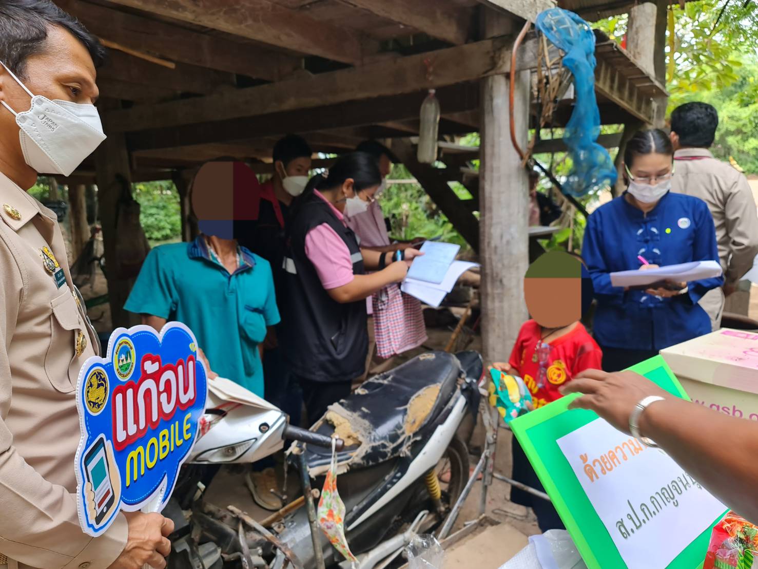 CDD KAN News : พช.กาญจน์ ผนึกกำลังร่วมกับส่วนราชการจังหวัดกาญจนบุรี ในโครงการจังหวัดเคลื่อนที่ บำบัดทุกข์ บำรุงสุข สร้างรอยยิ้มให้กับประชาชนประจำปี 2565 ในพื้นที่อำเภอศรีสวัสดิ์ พร้อมลงพื้นที่เยี่ยมเยียนและมอบสิ่งของ“แก้จน Mobile”ให้กับครอบครัวที่ต้องได้รับการช่วยเหลือ