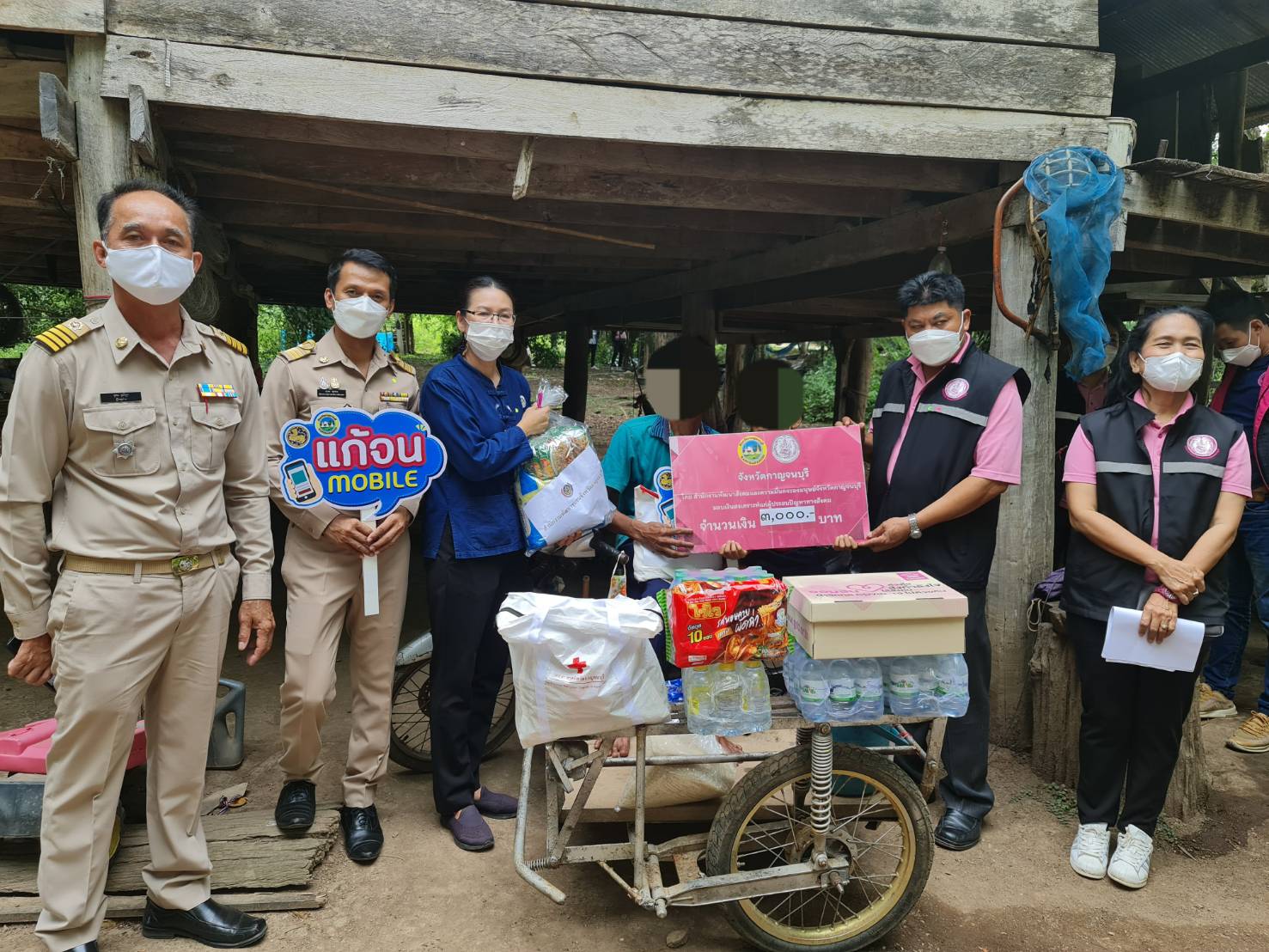 CDD KAN News : พช.กาญจน์ ผนึกกำลังร่วมกับส่วนราชการจังหวัดกาญจนบุรี ในโครงการจังหวัดเคลื่อนที่ บำบัดทุกข์ บำรุงสุข สร้างรอยยิ้มให้กับประชาชนประจำปี 2565 ในพื้นที่อำเภอศรีสวัสดิ์ พร้อมลงพื้นที่เยี่ยมเยียนและมอบสิ่งของ“แก้จน Mobile”ให้กับครอบครัวที่ต้องได้รับการช่วยเหลือ