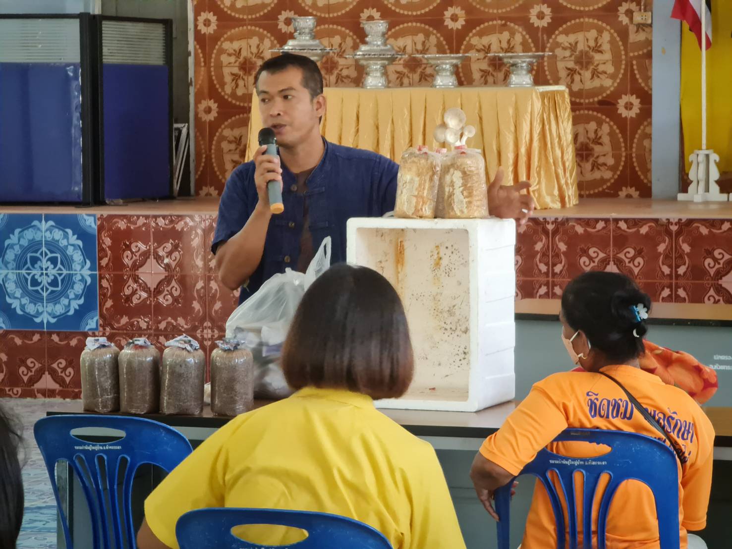 ? CDD KAN News : พช.กาญจน์ร่วมกับชมรมแม่ดีเด่นแห่งชาติจังหวัดกาญจนบุรี จัดอบรมโครงการส่งเสริมอาชีพแก่สตรีครัวเรือนยากจน รุ่นที่ 3 ในพื้นที่อำเภอห้วยกระเจา