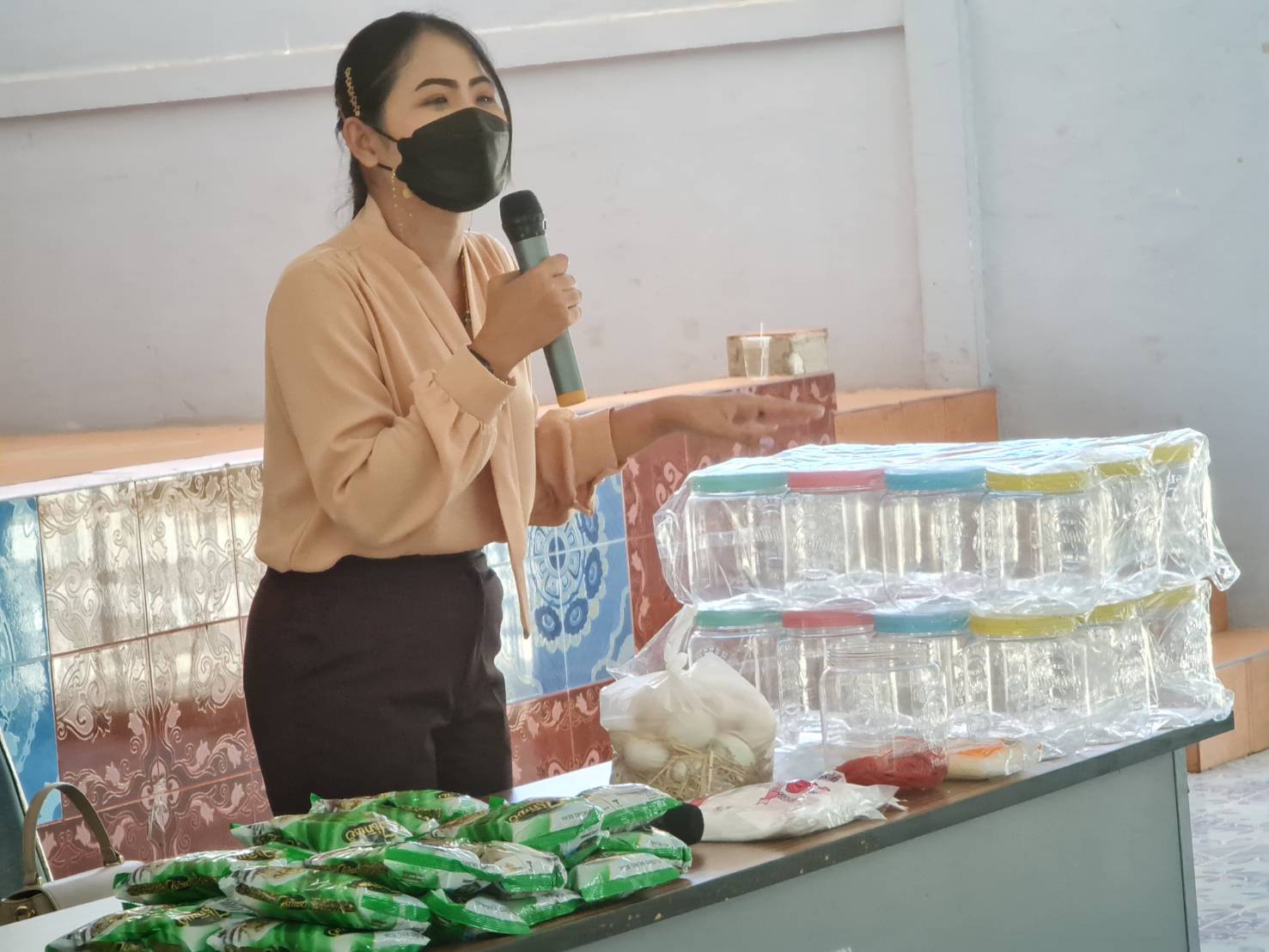 ? CDD KAN News : พช.กาญจน์ร่วมกับชมรมแม่ดีเด่นแห่งชาติจังหวัดกาญจนบุรี จัดอบรมโครงการส่งเสริมอาชีพแก่สตรีครัวเรือนยากจน รุ่นที่ 3 ในพื้นที่อำเภอห้วยกระเจา