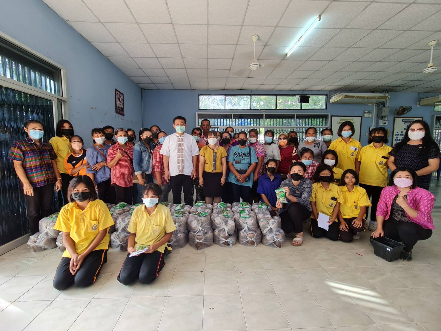 ? CDD KAN News : พช.กาญจน์ร่วมกับชมรมแม่ดีเด่นแห่งชาติจังหวัดกาญจนบุรี จัดอบรมโครงการส่งเสริมอาชีพแก่สตรีครัวเรือนยากจน รุ่นที่ 3 ในพื้นที่อำเภอห้วยกระเจา