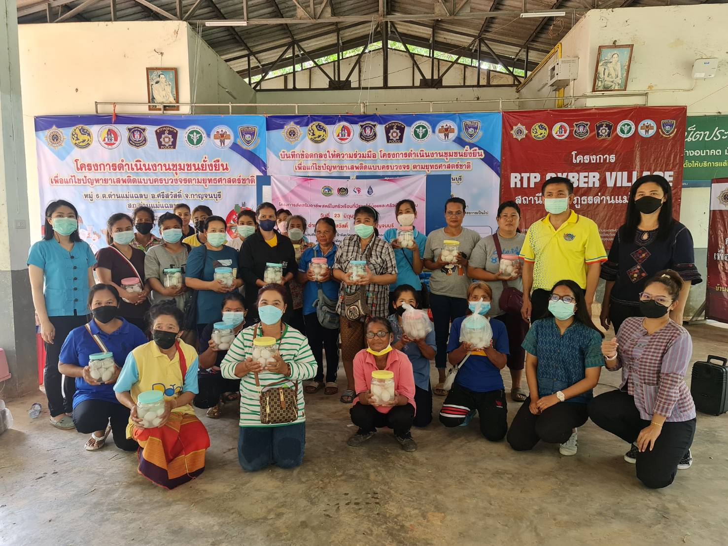 ? CDD KAN News : พช.กาญจน์ร่วมกับชมรมแม่ดีเด่นแห่งชาติจังหวัดกาญจนบุรี จัดอบรมโครงการส่งเสริมอาชีพแก่สตรีครัวเรือนยากจน ในพื้นที่อำเภอศรีสวัสดิ์