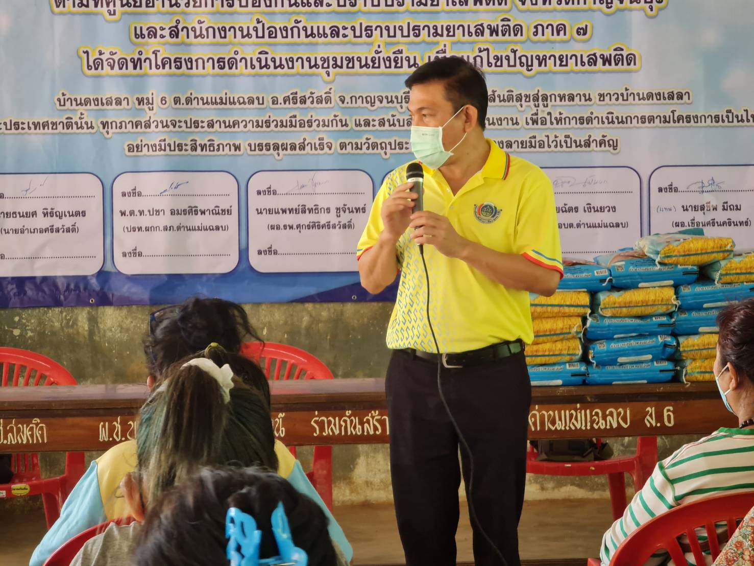 ? CDD KAN News : พช.กาญจน์ร่วมกับชมรมแม่ดีเด่นแห่งชาติจังหวัดกาญจนบุรี จัดอบรมโครงการส่งเสริมอาชีพแก่สตรีครัวเรือนยากจน ในพื้นที่อำเภอศรีสวัสดิ์