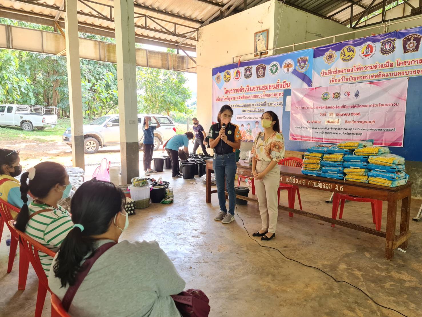? CDD KAN News : พช.กาญจน์ร่วมกับชมรมแม่ดีเด่นแห่งชาติจังหวัดกาญจนบุรี จัดอบรมโครงการส่งเสริมอาชีพแก่สตรีครัวเรือนยากจน ในพื้นที่อำเภอศรีสวัสดิ์