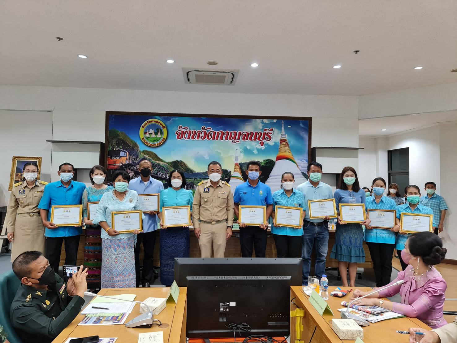 ? CDD KAN News : พช.กาญจน์ ร่วมประชุมหัวหน้าส่วนราชการและนายอำเภอประจำเดือนมิถุนายน ครั้งที่ 6 ประจำปี 2565 พร้อมทั้งมอบใบประกาศนียบัตรการประกวดกองทุนแม่ของแผ่นดินดีเด่นระดับจังหวัด ประจำปี 2565