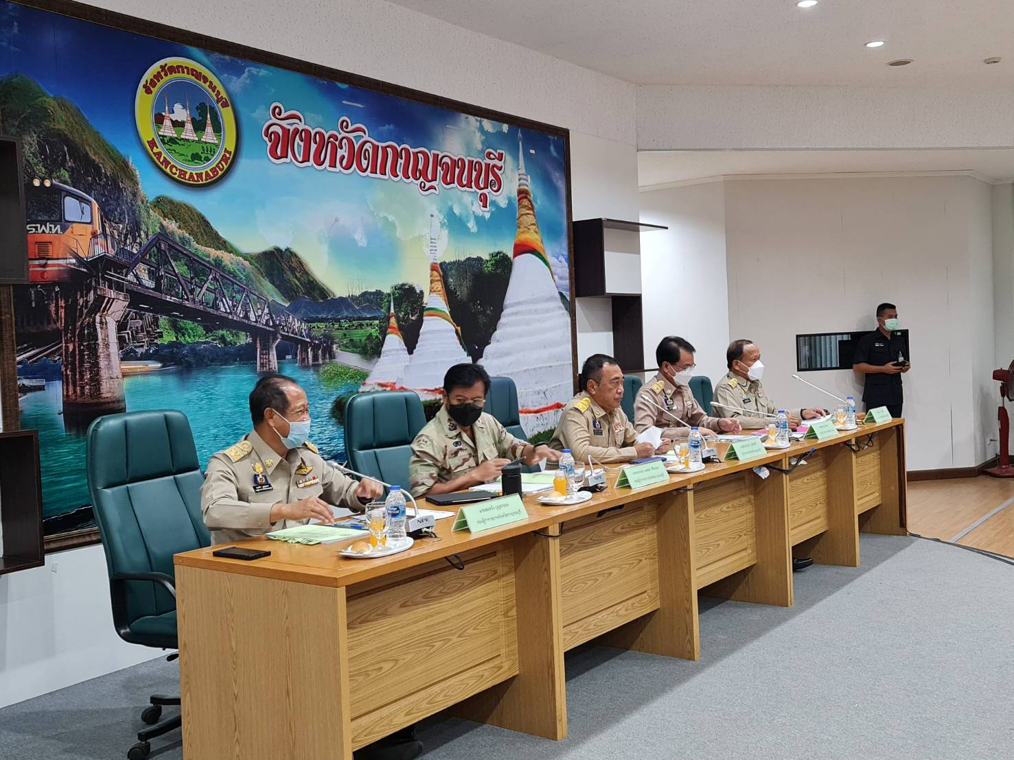 ? CDD KAN News : พช.กาญจน์ ร่วมประชุมหัวหน้าส่วนราชการและนายอำเภอประจำเดือนมิถุนายน ครั้งที่ 6 ประจำปี 2565 พร้อมทั้งมอบใบประกาศนียบัตรการประกวดกองทุนแม่ของแผ่นดินดีเด่นระดับจังหวัด ประจำปี 2565