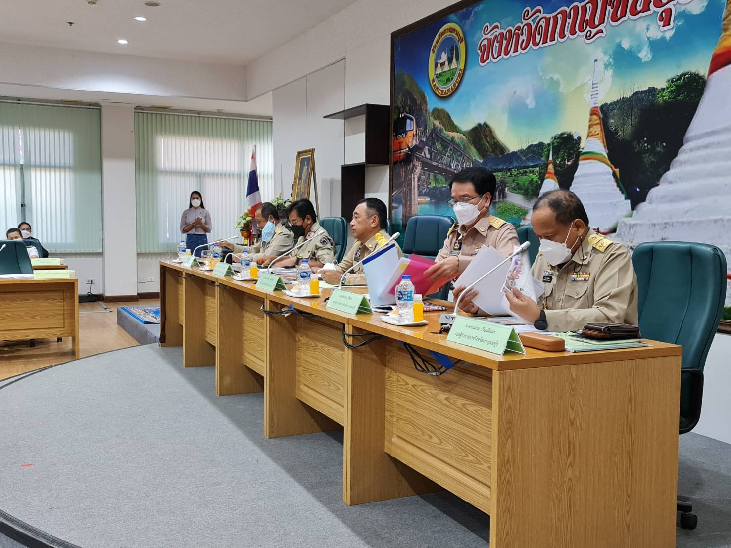 ? CDD KAN News : พช.กาญจน์ ร่วมประชุมหัวหน้าส่วนราชการและนายอำเภอประจำเดือนมิถุนายน ครั้งที่ 6 ประจำปี 2565 พร้อมทั้งมอบใบประกาศนียบัตรการประกวดกองทุนแม่ของแผ่นดินดีเด่นระดับจังหวัด ประจำปี 2565