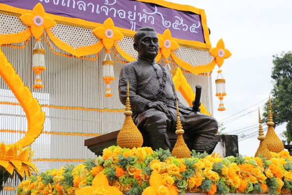 ? CDD KAN News : พช.กาญจนบุรี ถวายราชสักการะพระบรมราชานุสาวรีย์ พระบาทสมเด็จพระนั่งเกล้าเจ้าอยู่หัว ในวันแผ่นดินสมเด็จพระนั่งเกล้าเจ้าอยู่หัว