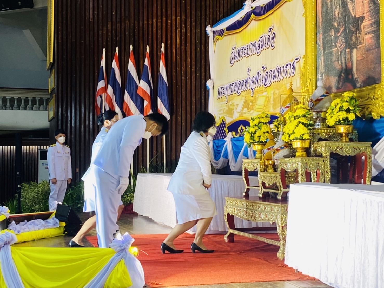 ? พัฒนาชุมชนจังหวัดกาญจนบุรีร่วมพิธีเนื่องในวันพระบาทสมเด็จพระพุทธยอดฟ้าจุฬาโลกมหาราชและวันที่ระลึกมหาจักรีบรมราชวงศ์
