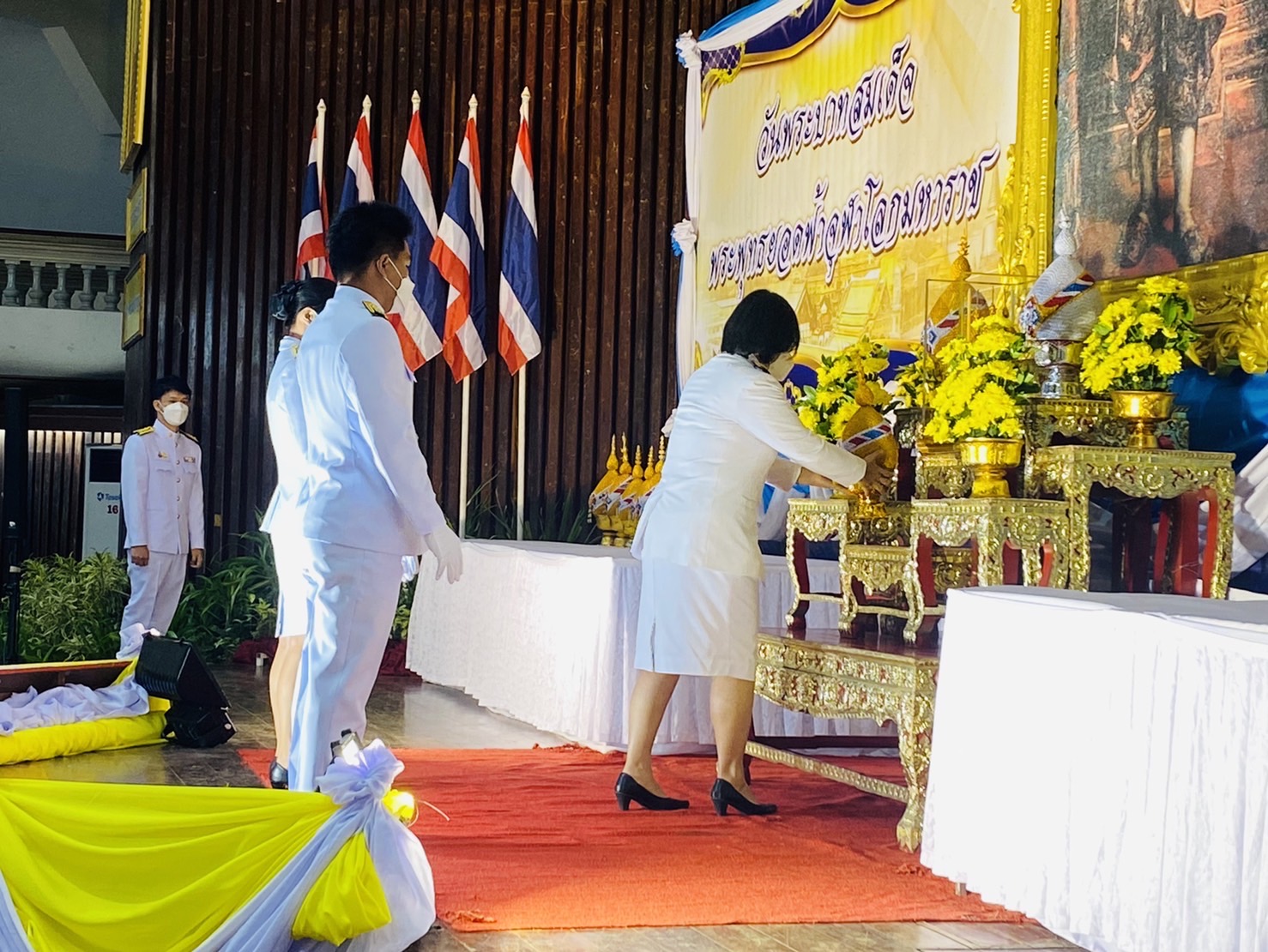 ? พัฒนาชุมชนจังหวัดกาญจนบุรีร่วมพิธีเนื่องในวันพระบาทสมเด็จพระพุทธยอดฟ้าจุฬาโลกมหาราชและวันที่ระลึกมหาจักรีบรมราชวงศ์