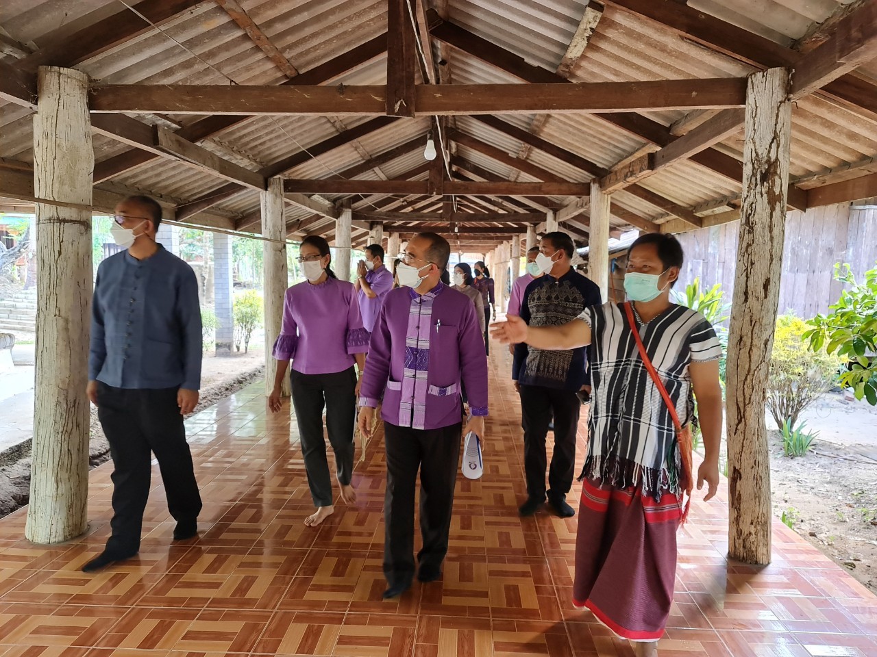 CDD@KAN>>>อธิบดีกรมการพัฒนาชุมชน ลงพื้นที่เยี่ยมชมความสวยงามของบ้านเวียคะดี้ หนึ่งในนวัตวิถีเมืองกาญจน์ และร่วมเรียนรู้ของดีในศูนย์เรียนรู้เศรษฐกิจพอเพียงบ้านเวียคะดี้