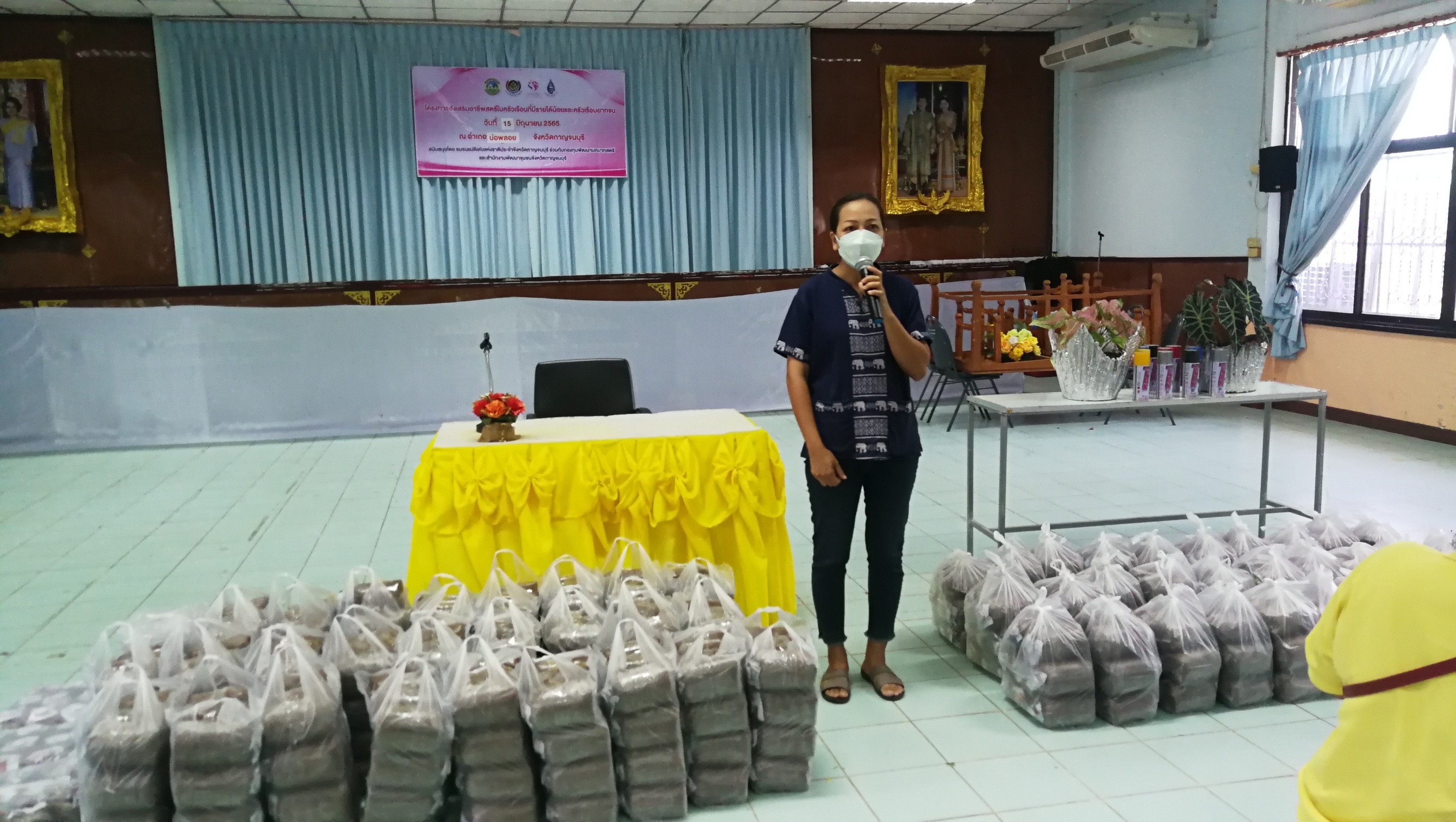 ? CDD KAN News : พช.กาญจน์ร่วมกับชมรมแม่ดีเด่นแห่งชาติจังหวัดกาญจนบุรี จัดอบรมโครงการส่งเสริมอาชีพแก่สตรีครัวเรือนยากจน รุ่นที่ 2 ในพื้นที่อำเภอบ่อพลอย