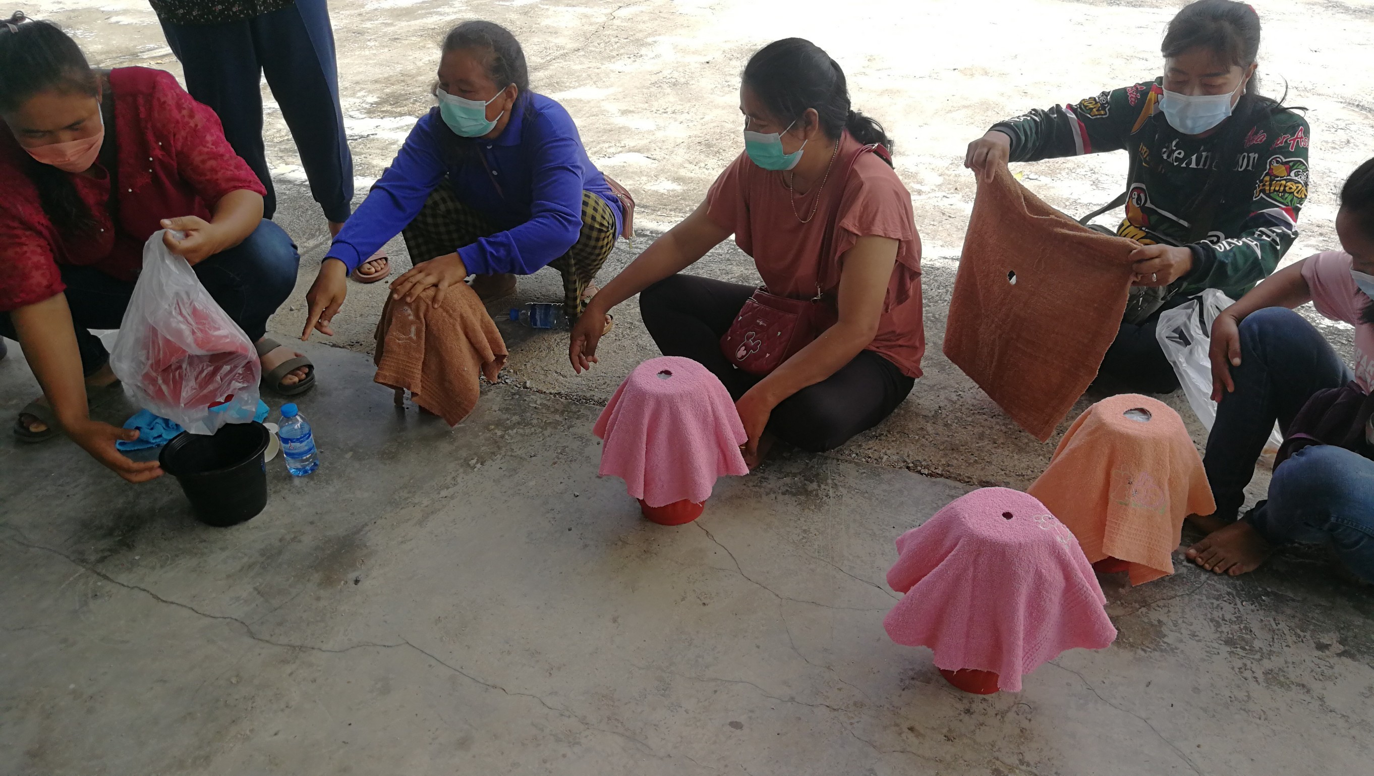 ? CDD KAN News : พช.กาญจน์ร่วมกับชมรมแม่ดีเด่นแห่งชาติจังหวัดกาญจนบุรี จัดอบรมโครงการส่งเสริมอาชีพแก่สตรีครัวเรือนยากจน รุ่นที่ 2 ในพื้นที่อำเภอบ่อพลอย