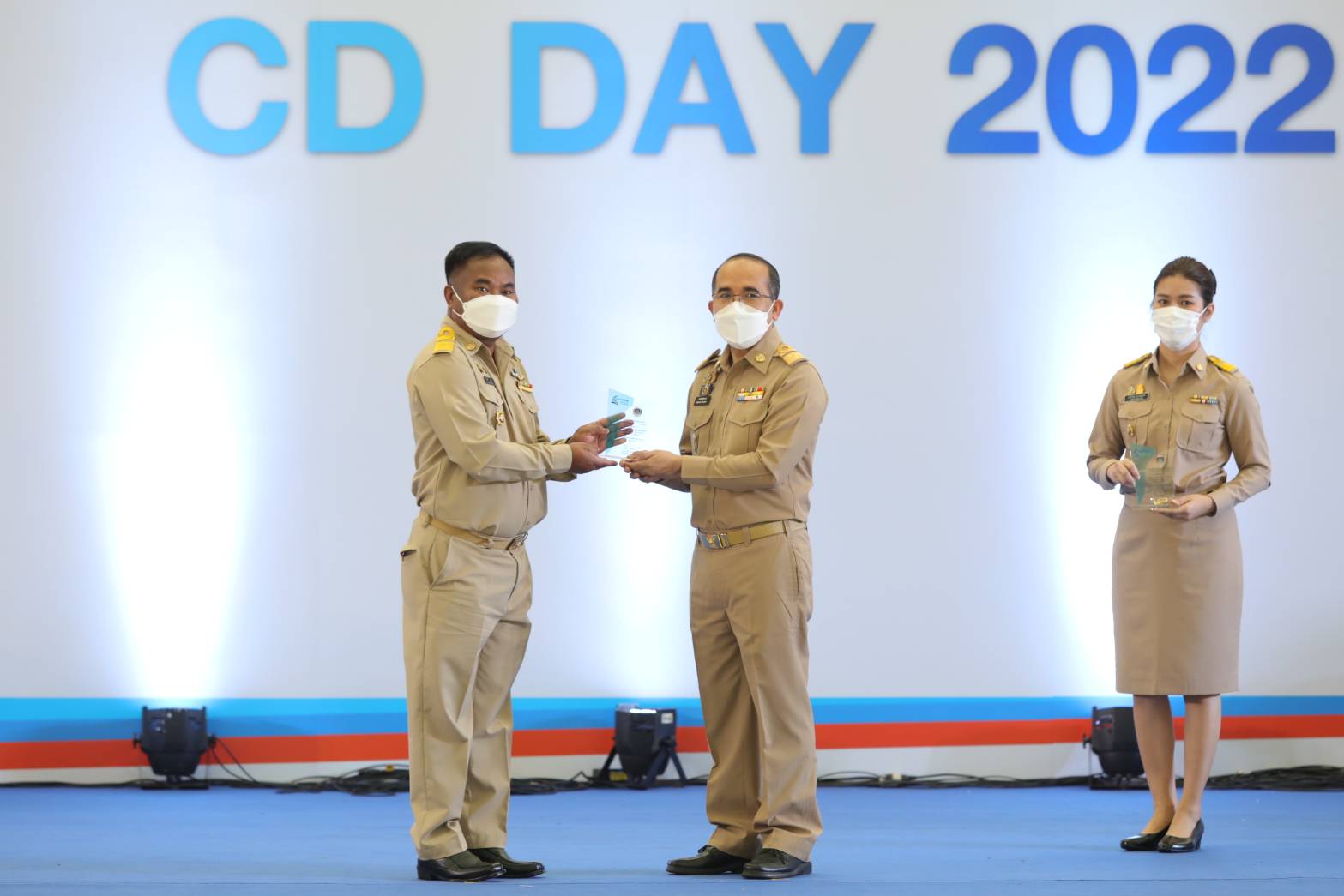 ? CDD KAN News : พช.กาญจน์ ร่วมแสดงความยินดีกับข้าราชการที่ครบเกษียณอายุราชการ ข้าราชการดีเด่น และรางวัลสุดยอดสำนักงานพัฒนาชุมชนอำเภอแห่งการเรียนรู้ ประจำปี 2565 เนื่องในวันพัฒนาชุมชน 2565 วันที่ 5-7 กันยายน 2565 ครั้งที่ 11 วาระครบรอบ 60 ปี กรมการพัฒนาชุมชน