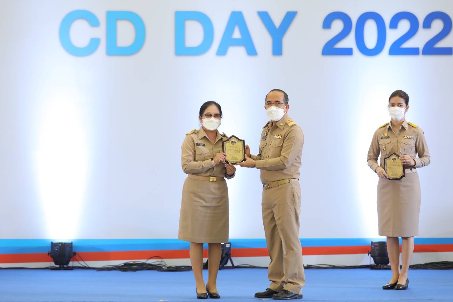 ? CDD KAN News : พช.กาญจน์ ร่วมแสดงความยินดีกับข้าราชการที่ครบเกษียณอายุราชการ ข้าราชการดีเด่น และรางวัลสุดยอดสำนักงานพัฒนาชุมชนอำเภอแห่งการเรียนรู้ ประจำปี 2565 เนื่องในวันพัฒนาชุมชน 2565 วันที่ 5-7 กันยายน 2565 ครั้งที่ 11 วาระครบรอบ 60 ปี กรมการพัฒนาชุมชน