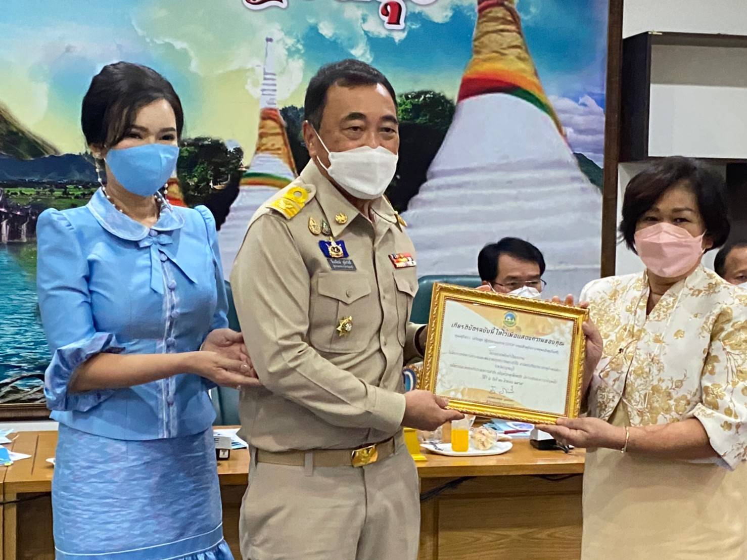 ? CDD KAN News : พช.กาญจน์ ประกาศผลสำเร็จการดำเนินงานขจัดความยากจนและพัฒนาคนทุกช่วงวัยอย่างยั่งยืนตามหลักปรัชญาของเศรษฐกิจพอเพียงจังหวัดกาญจนบุรี
