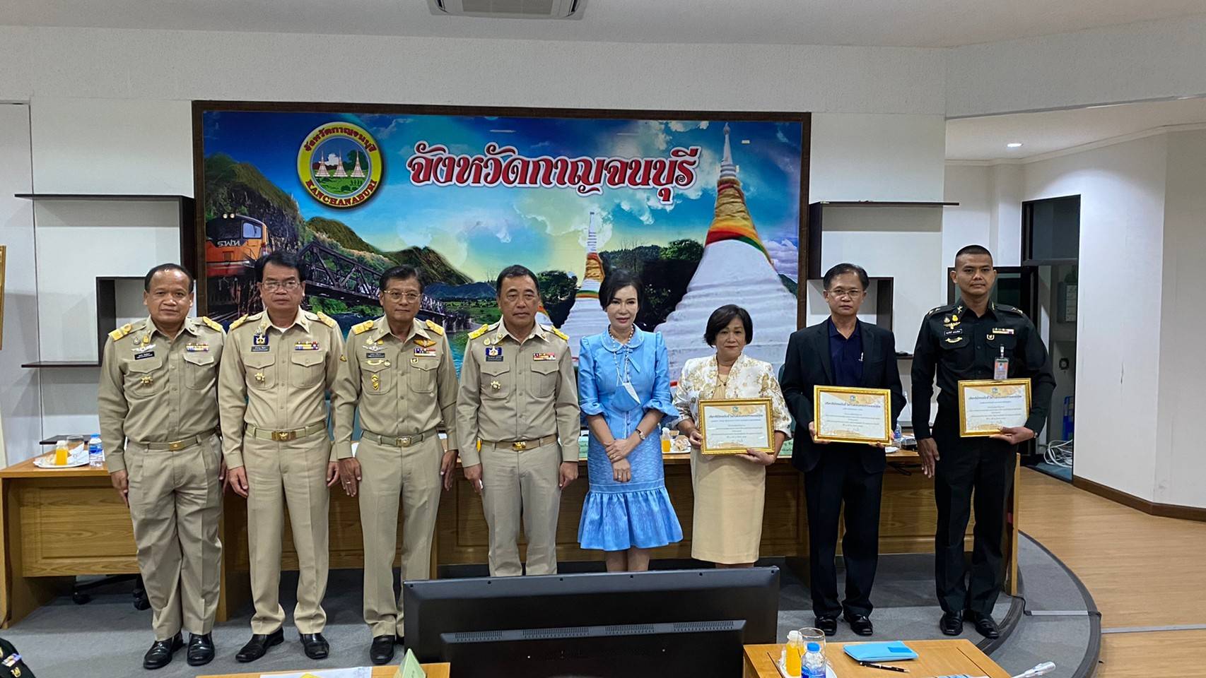 ? CDD KAN News : พช.กาญจน์ ประกาศผลสำเร็จการดำเนินงานขจัดความยากจนและพัฒนาคนทุกช่วงวัยอย่างยั่งยืนตามหลักปรัชญาของเศรษฐกิจพอเพียงจังหวัดกาญจนบุรี