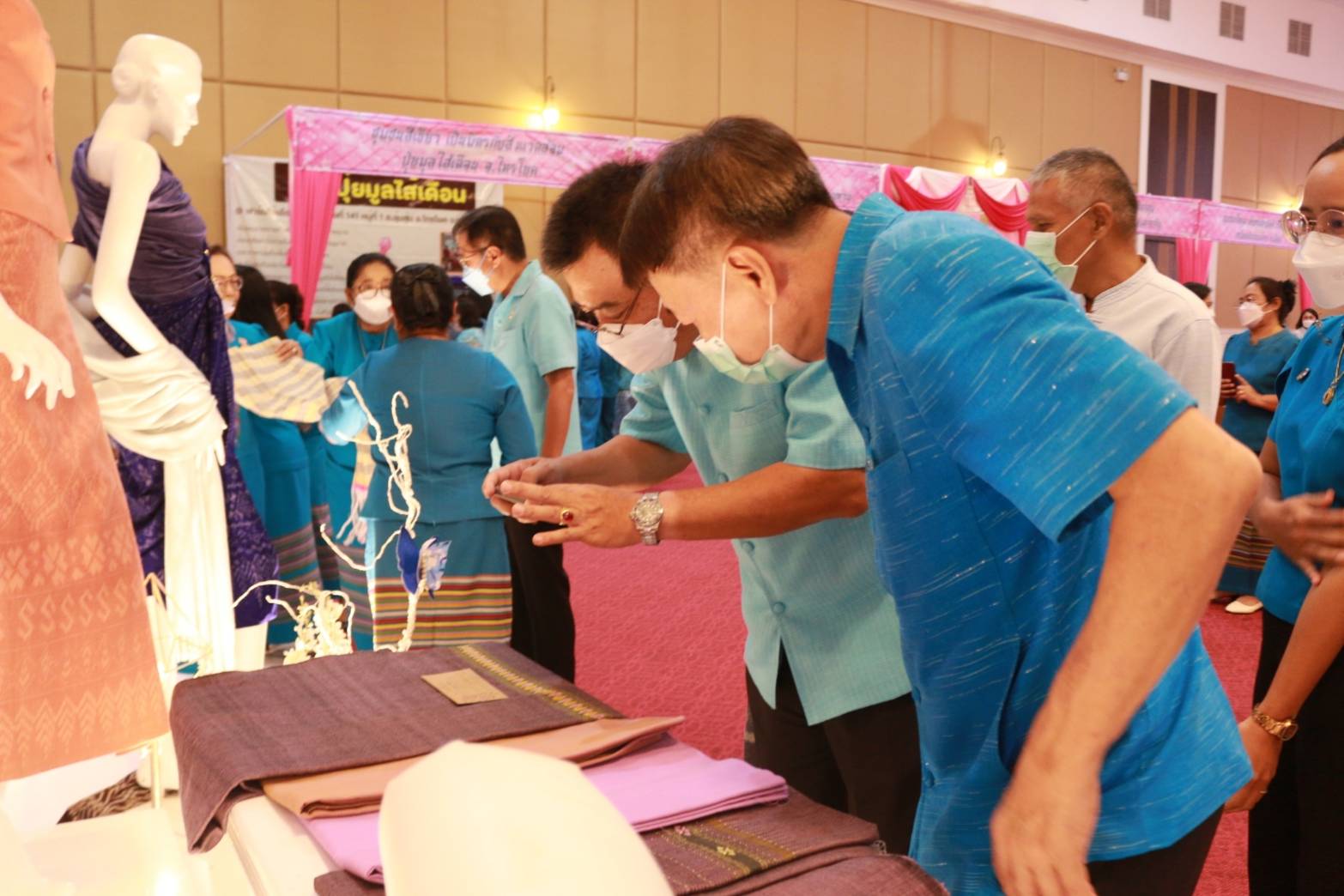 CDD KAN News : พช.กาญจน์ จัดงานโครงการรวมพลังสตรีกาญจน์ สืบสานงานศิลป์ผ้าถิ่นไทยเทิดไท้พระบรมราชชนนีพันปีหลวง