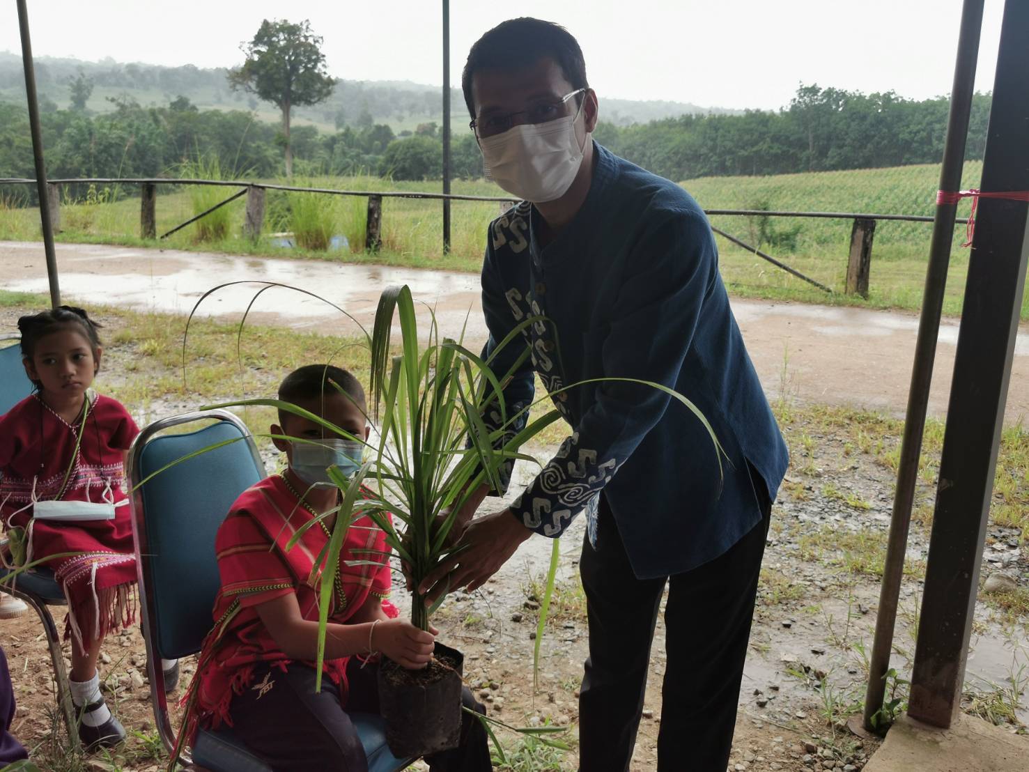 CDD KAN News : พช.กาญจน์ จัดประชุมส่งเสริมการมีส่วนร่วมของชุมชนในการขับเคลื่อนกิจกรรมตามหลักปรัชญาของเศรษฐกิจพอเพียง ส่งเสริมการปลูกตะไคร้หอม และสาธิตการทำสเปรย์ตะไคร้หอมแก่กลุ่มเป้าหมาย