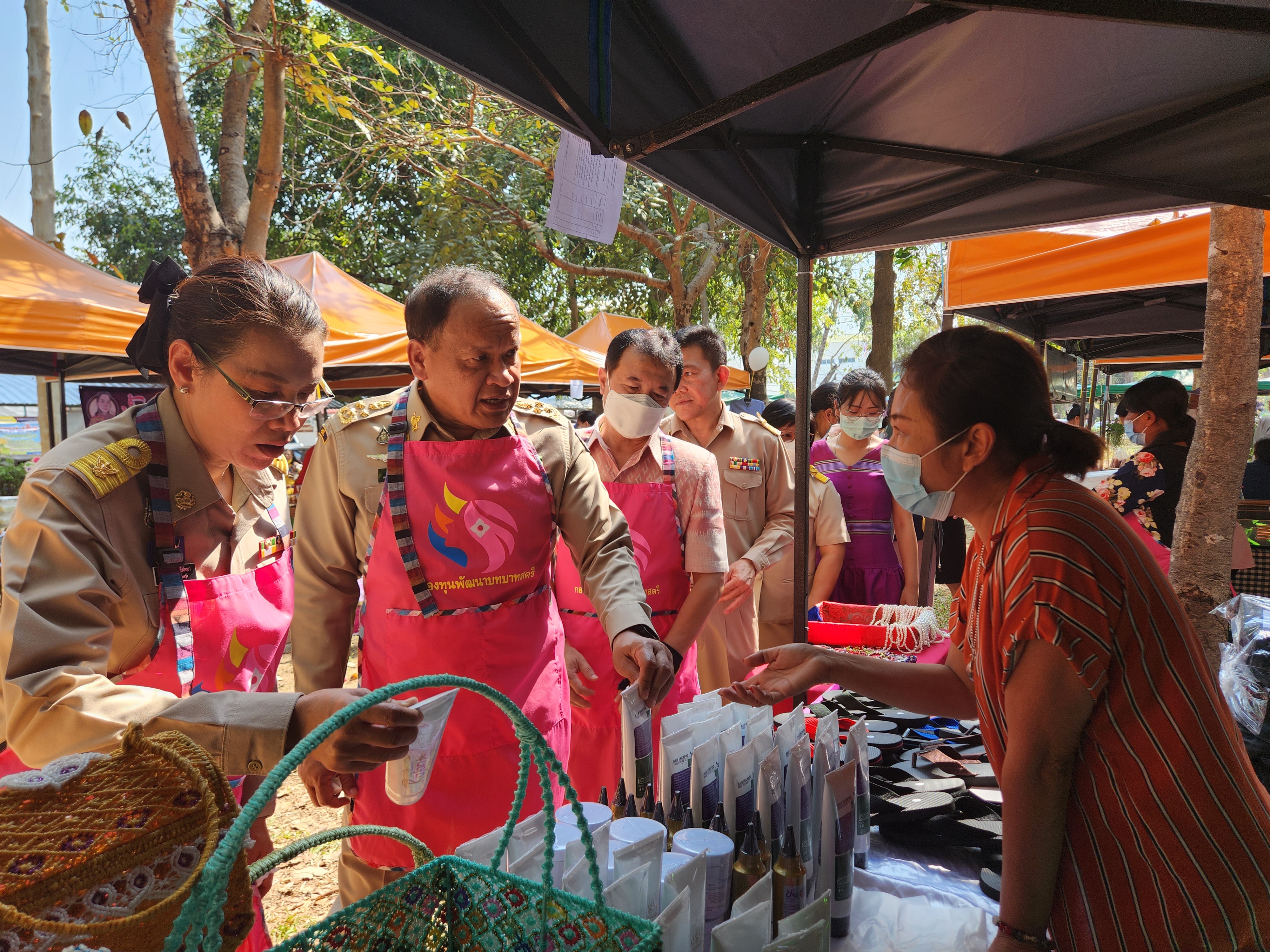 พช.กาญจนบุรี จัดโครงการส่งเสริมช่องทางการตลาดผลิตภัณฑ์กลุ่มอาชีพสมาชิกกองทุนพัฒนาบทบาทสตรี