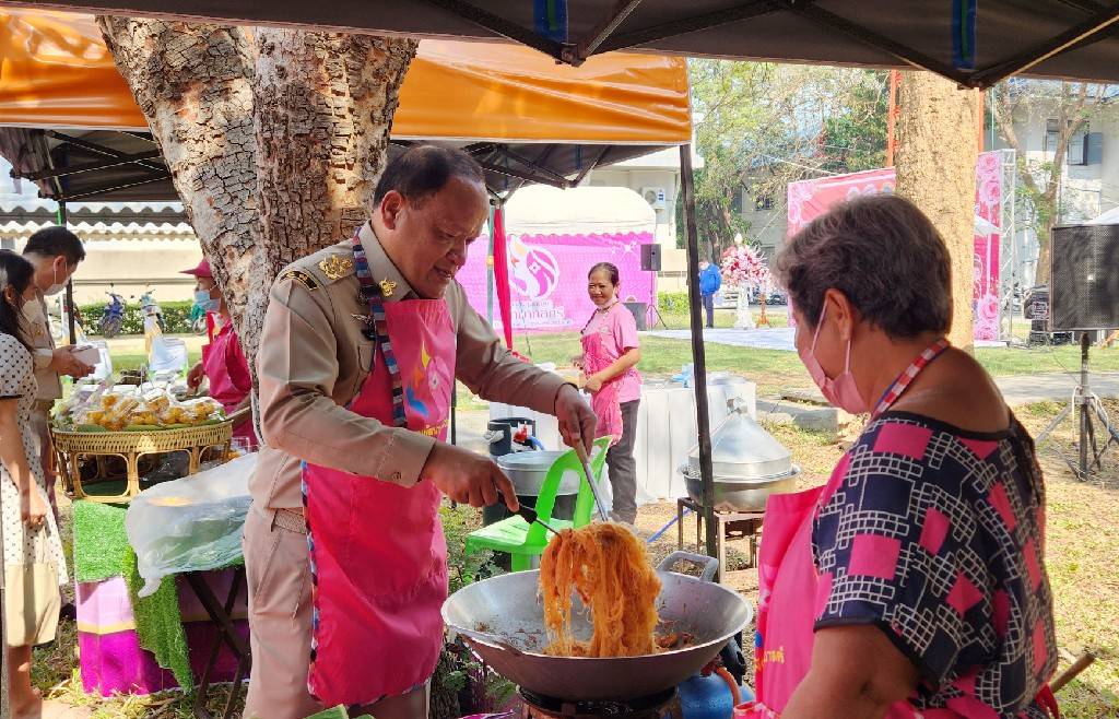 พช.กาญจนบุรี จัดโครงการส่งเสริมช่องทางการตลาดผลิตภัณฑ์กลุ่มอาชีพสมาชิกกองทุนพัฒนาบทบาทสตรี