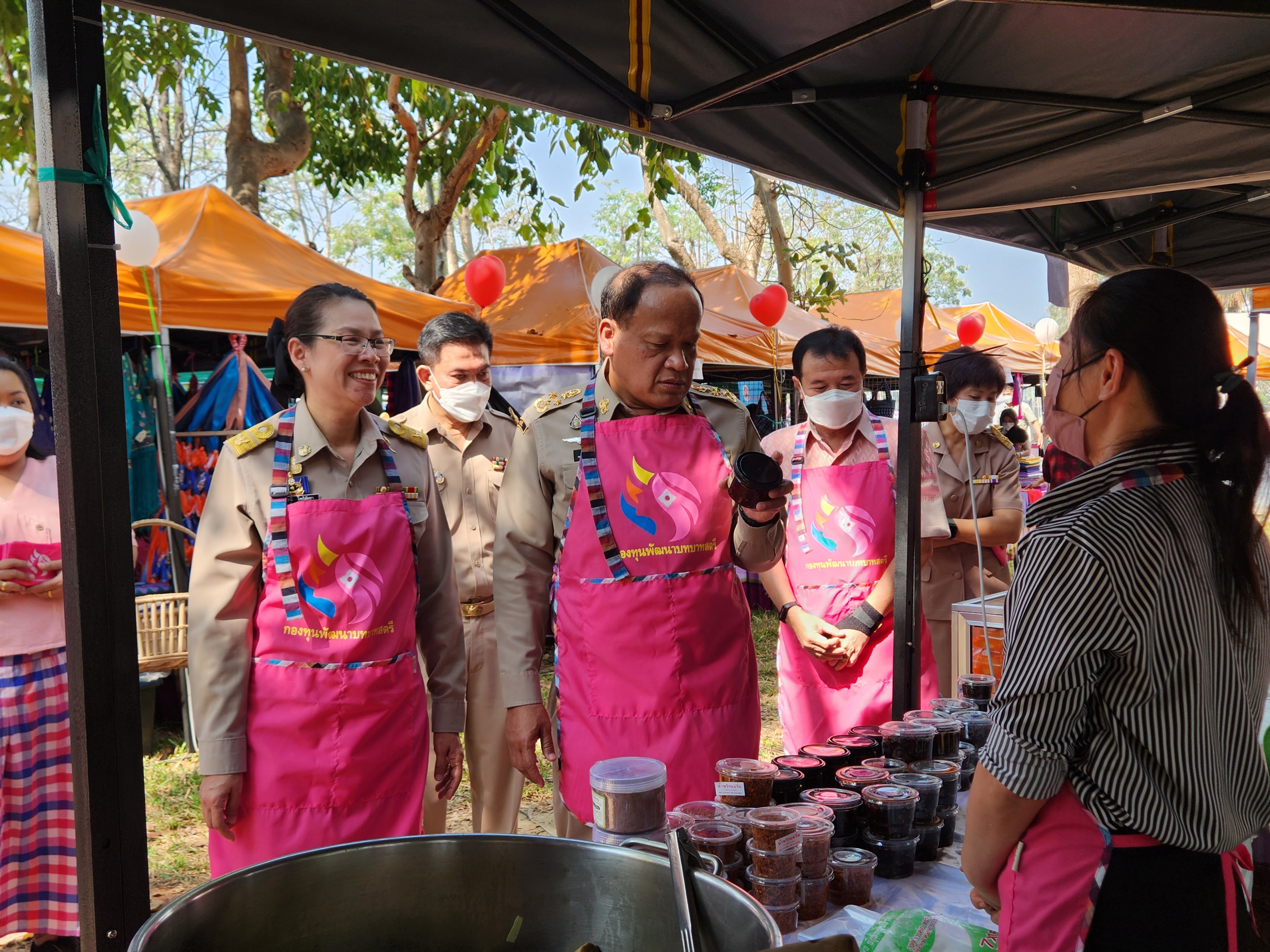 พช.กาญจนบุรี จัดโครงการส่งเสริมช่องทางการตลาดผลิตภัณฑ์กลุ่มอาชีพสมาชิกกองทุนพัฒนาบทบาทสตรี
