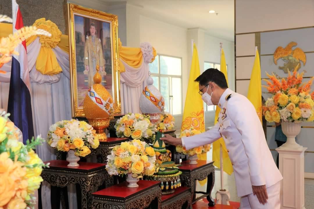 พช. กาญจนบุรี ร่วมพิธีรับหนังสือบทเจริญพระพุทธมนต์ และพิธีรับมอบปฏิทินหลวงพุทธศักราช 2566 พระราชทานสำหรับความสุขปีใหม่