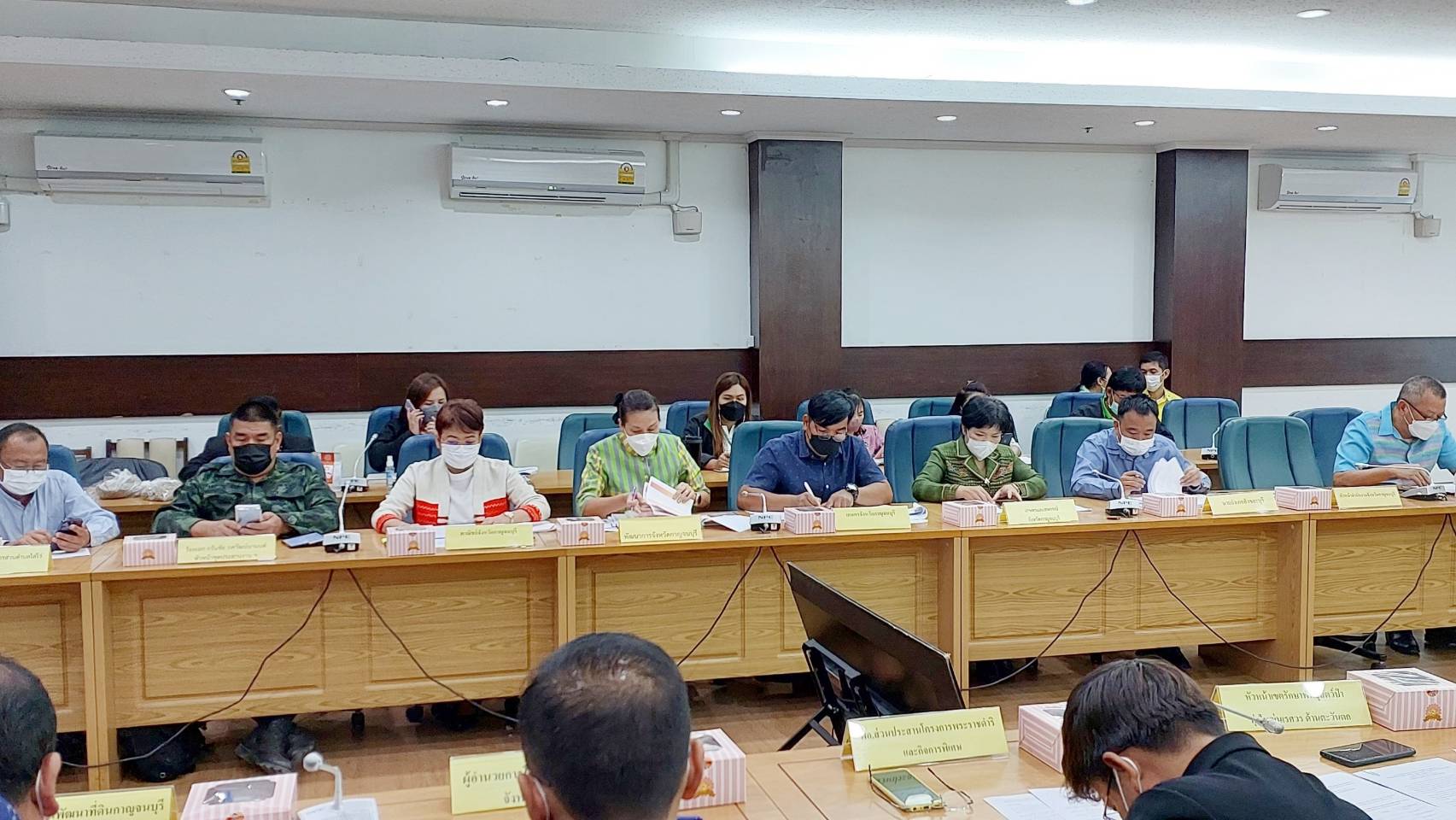 พช. กาญจนบุรี ร่วมประชุมติดตามความคืบหน้าการดำเนินงานโครงการพัฒนาชุมชนในเขตรักษาพันธุ์สัตว์ป่า และอุทยานแห่งชาติจังหวัดกาญจนบุรี ภายใต้มูลนิธิภูบดินทร์ ในพระบรมราชูปถัมภ์ “