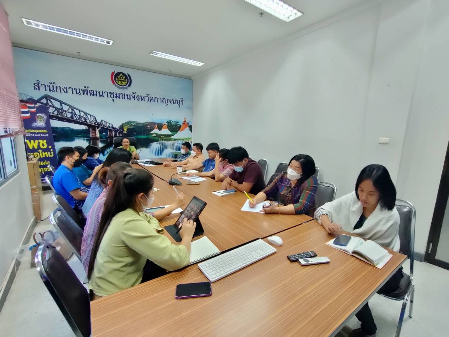 พช. กาญจนบุรี “พร้อมลุย” จัดประชุมวางแผนการดำเนินงานสำนักงานพัฒนาชุมชนจังหวัดกาญจนบุรี