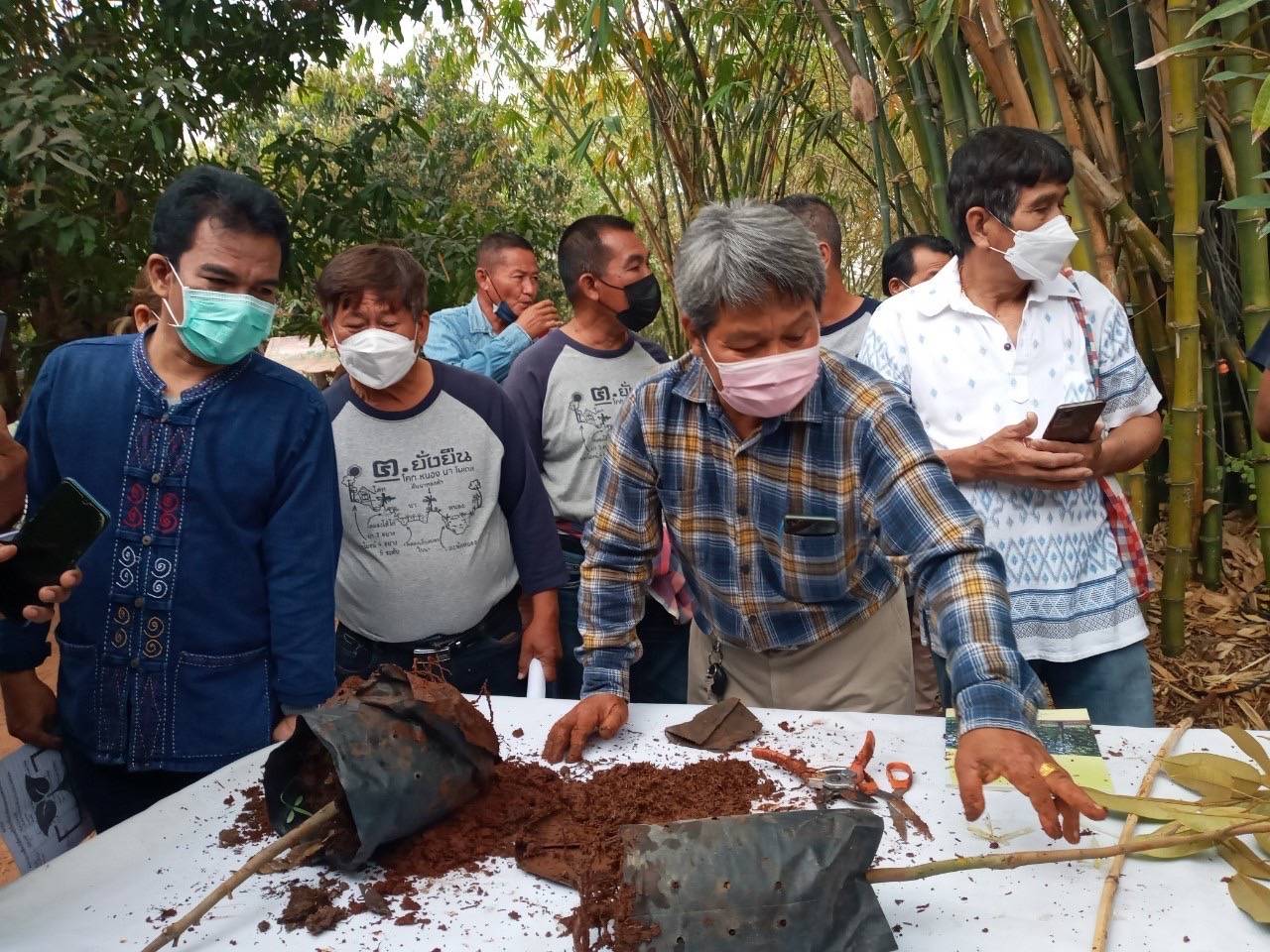 พช. กาญจนบุรี เครือข่ายโคก หนอง นา พัฒนาชุมชนจังหวัดกาญจนบุรี ลุยเดินหน้า “หิ้วปิ่นโต เอามื้อสามัคคี” แลกเปลี่ยนเรียนรู้ให้แก่สมาชิกโคก หนอง นา และผู้ที่สนใจ