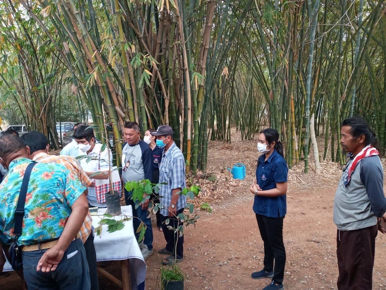 พช. กาญจนบุรี เครือข่ายโคก หนอง นา พัฒนาชุมชนจังหวัดกาญจนบุรี ลุยเดินหน้า “หิ้วปิ่นโต เอามื้อสามัคคี” แลกเปลี่ยนเรียนรู้ให้แก่สมาชิกโคก หนอง นา และผู้ที่สนใจ
