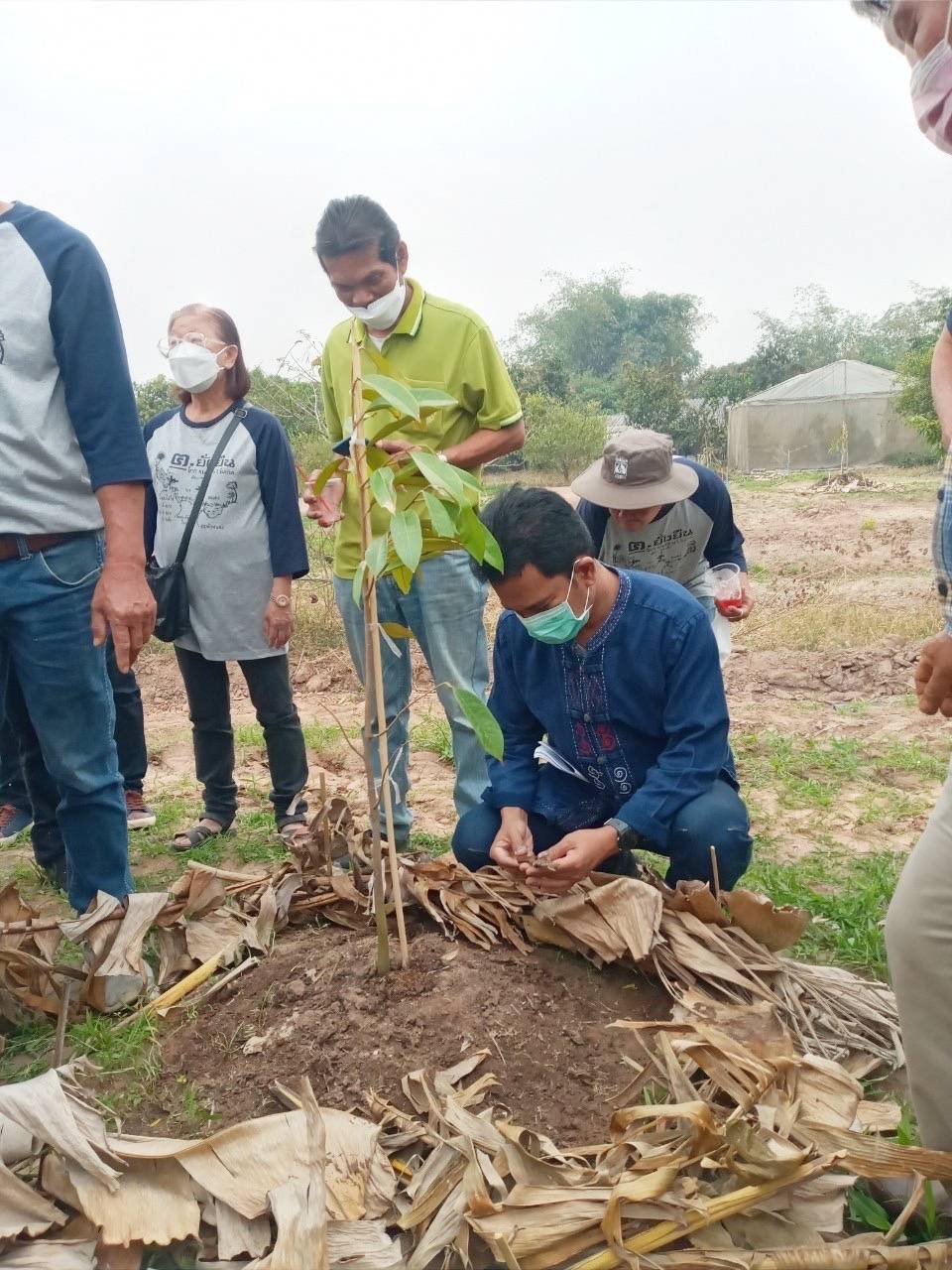 พช. กาญจนบุรี เครือข่ายโคก หนอง นา พัฒนาชุมชนจังหวัดกาญจนบุรี ลุยเดินหน้า “หิ้วปิ่นโต เอามื้อสามัคคี” แลกเปลี่ยนเรียนรู้ให้แก่สมาชิกโคก หนอง นา และผู้ที่สนใจ