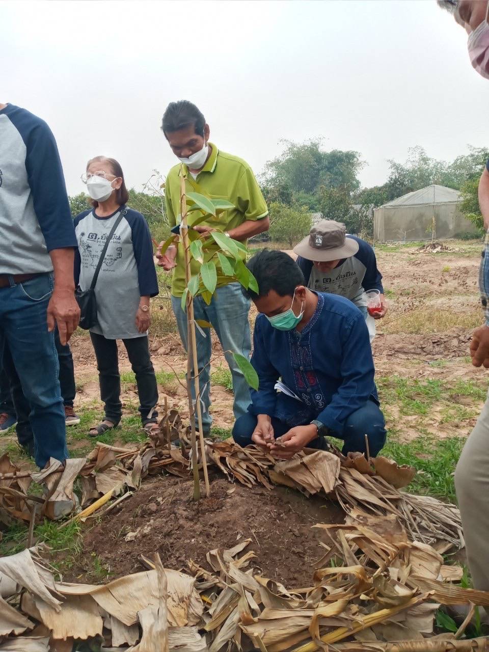 พช. กาญจนบุรี เครือข่ายโคก หนอง นา พัฒนาชุมชนจังหวัดกาญจนบุรี ลุยเดินหน้า “หิ้วปิ่นโต เอามื้อสามัคคี” แลกเปลี่ยนเรียนรู้ให้แก่สมาชิกโคก หนอง นา และผู้ที่สนใจ