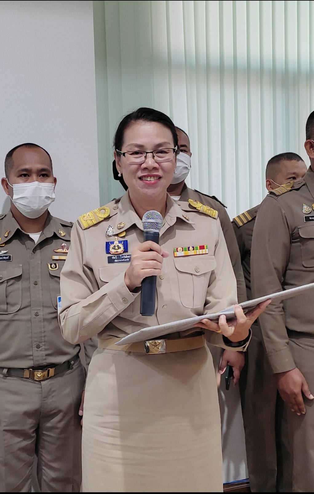 พช.กาญจนบุรี มอบใบประกาศเกียรติคุณการประกวดร้องเพลง “รำวงมหาดไทย” และรับมอบเกียรติบัตรยกย่องเชิดชูเกียรติองค์กรคุณธรรมต้นแบบโดดเด่นในการประชุมกรมการจังหวัดกาญจนบุรี
