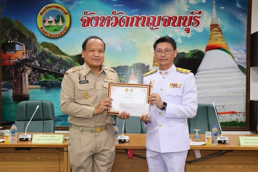 พช.กาญจนบุรี มอบใบประกาศเกียรติคุณการประกวดร้องเพลง “รำวงมหาดไทย” และรับมอบเกียรติบัตรยกย่องเชิดชูเกียรติองค์กรคุณธรรมต้นแบบโดดเด่นในการประชุมกรมการจังหวัดกาญจนบุรี