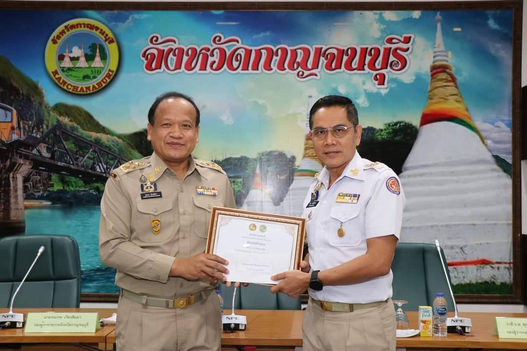 พช.กาญจนบุรี มอบใบประกาศเกียรติคุณการประกวดร้องเพลง “รำวงมหาดไทย” และรับมอบเกียรติบัตรยกย่องเชิดชูเกียรติองค์กรคุณธรรมต้นแบบโดดเด่นในการประชุมกรมการจังหวัดกาญจนบุรี