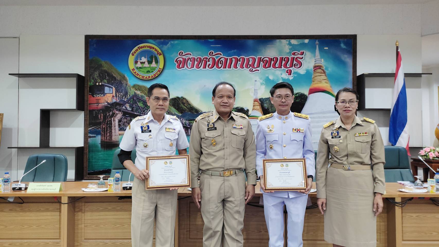 พช.กาญจนบุรี มอบใบประกาศเกียรติคุณการประกวดร้องเพลง “รำวงมหาดไทย” และรับมอบเกียรติบัตรยกย่องเชิดชูเกียรติองค์กรคุณธรรมต้นแบบโดดเด่นในการประชุมกรมการจังหวัดกาญจนบุรี