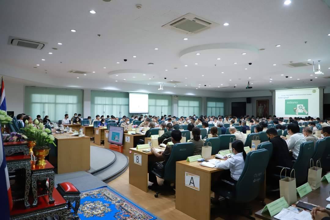 พช.กาญจนบุรี มอบใบประกาศเกียรติคุณการประกวดร้องเพลง “รำวงมหาดไทย” และรับมอบเกียรติบัตรยกย่องเชิดชูเกียรติองค์กรคุณธรรมต้นแบบโดดเด่นในการประชุมกรมการจังหวัดกาญจนบุรี