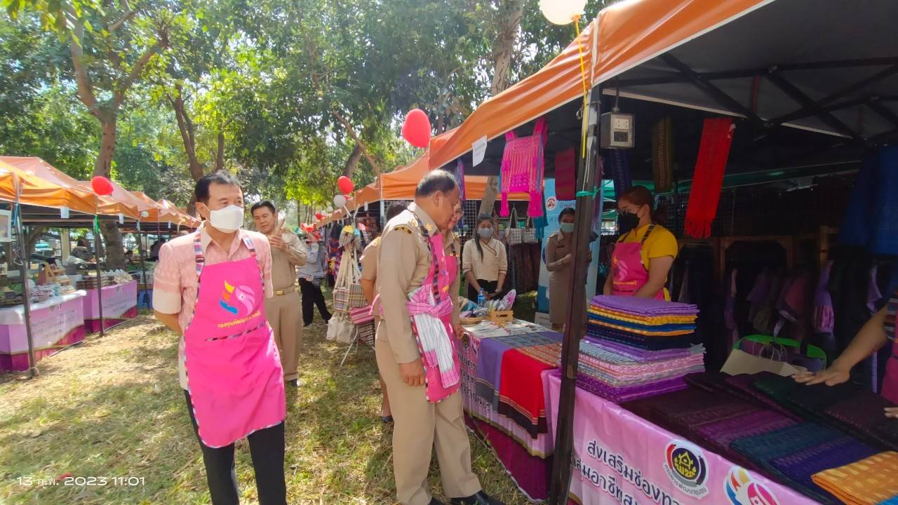 พช.กาญจนบุรี จัดโครงการส่งเสริมช่องทางการตลาดผลิตภัณฑ์กลุ่มอาชีพสมาชิกกองทุนพัฒนาบทบาทสตรี