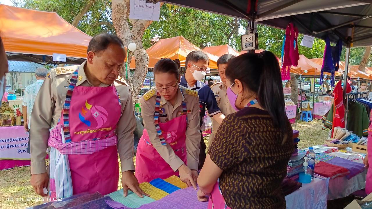 พช.กาญจนบุรี จัดโครงการส่งเสริมช่องทางการตลาดผลิตภัณฑ์กลุ่มอาชีพสมาชิกกองทุนพัฒนาบทบาทสตรี