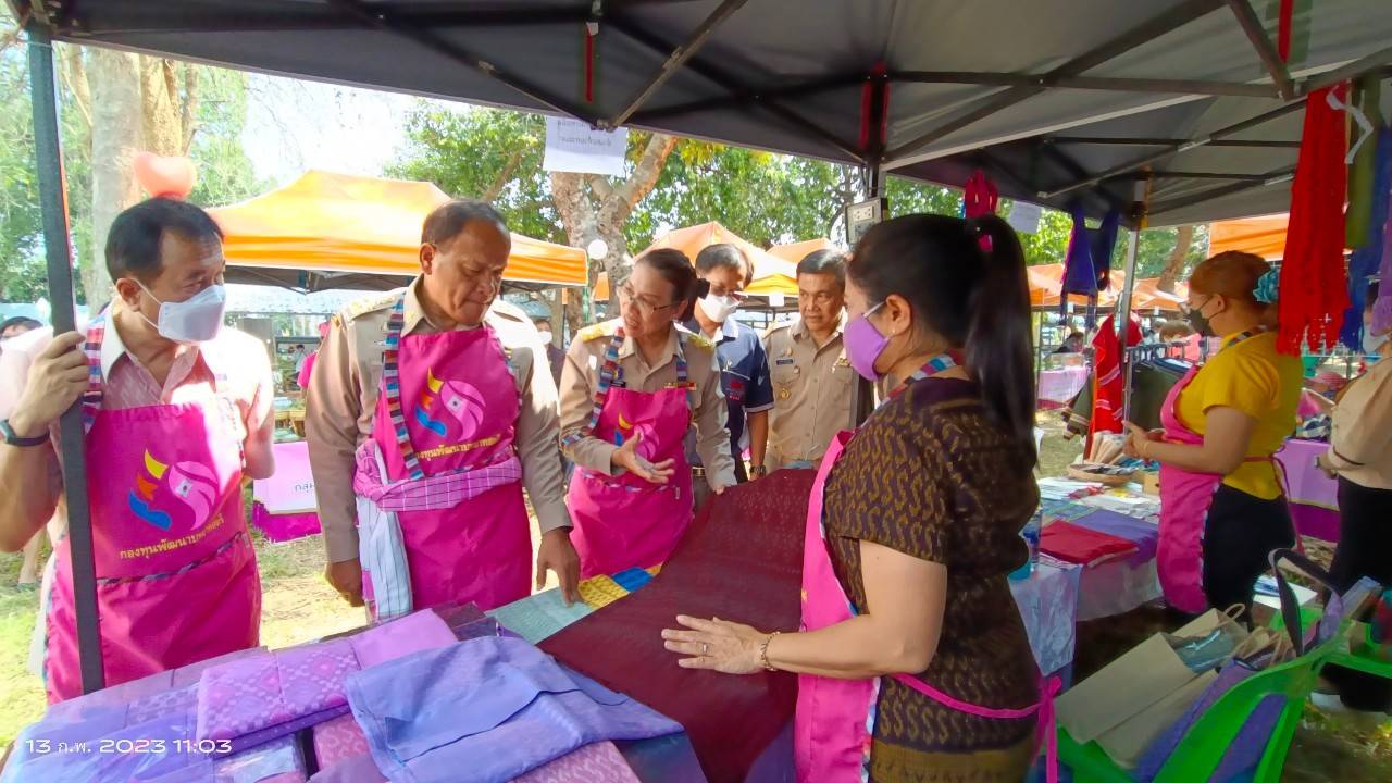 พช.กาญจนบุรี จัดโครงการส่งเสริมช่องทางการตลาดผลิตภัณฑ์กลุ่มอาชีพสมาชิกกองทุนพัฒนาบทบาทสตรี