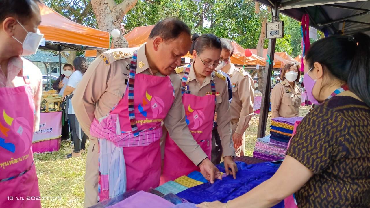 พช.กาญจนบุรี จัดโครงการส่งเสริมช่องทางการตลาดผลิตภัณฑ์กลุ่มอาชีพสมาชิกกองทุนพัฒนาบทบาทสตรี