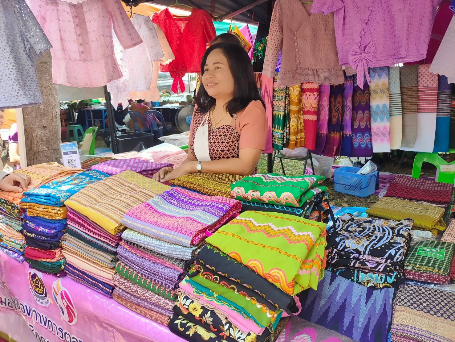 พช.กาญจนบุรี จัดโครงการส่งเสริมช่องทางการตลาดผลิตภัณฑ์กลุ่มอาชีพสมาชิกกองทุนพัฒนาบทบาทสตรี
