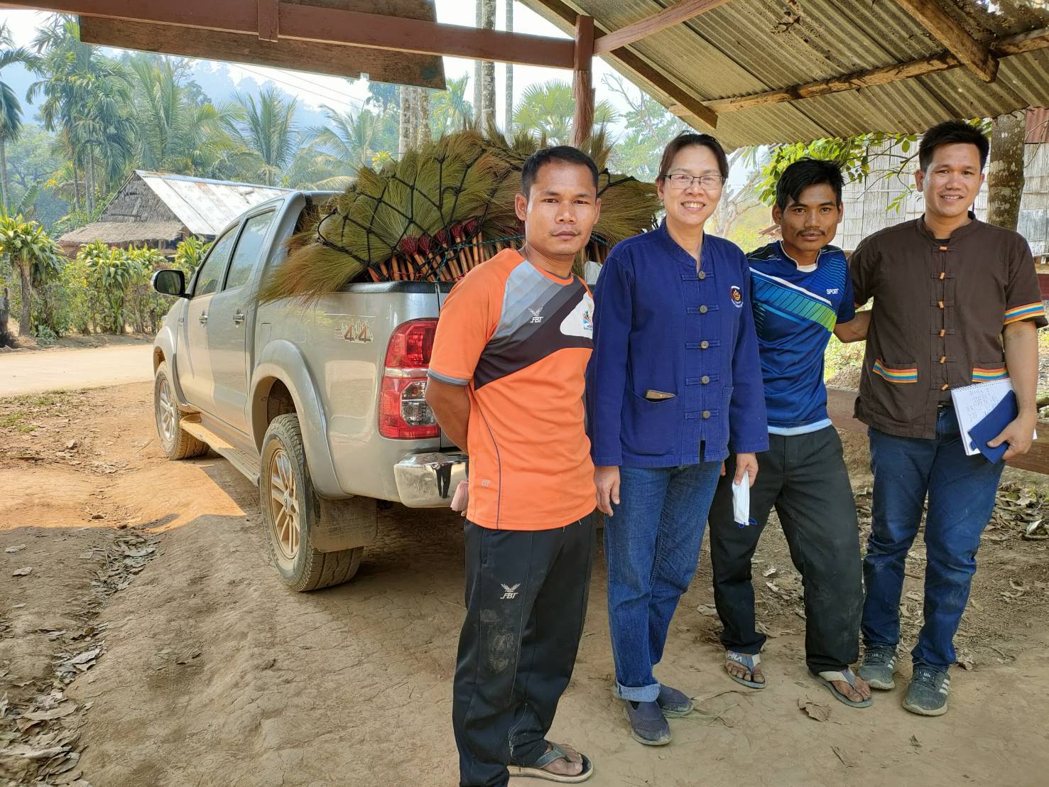 พช.กาญจนบุรี ร่วมกิจกรรมการส่งเสริมและพัฒนาอาชีพตามแนวทางหลักปรัชญาของเศรษฐกิจพอเพียง ณ บ้านไล่โว่ – สาละวะ ภายใต้ความร่วมมือระหว่างกรมการพัฒนาชุมชนกับมูลนิธิ MOA Thai